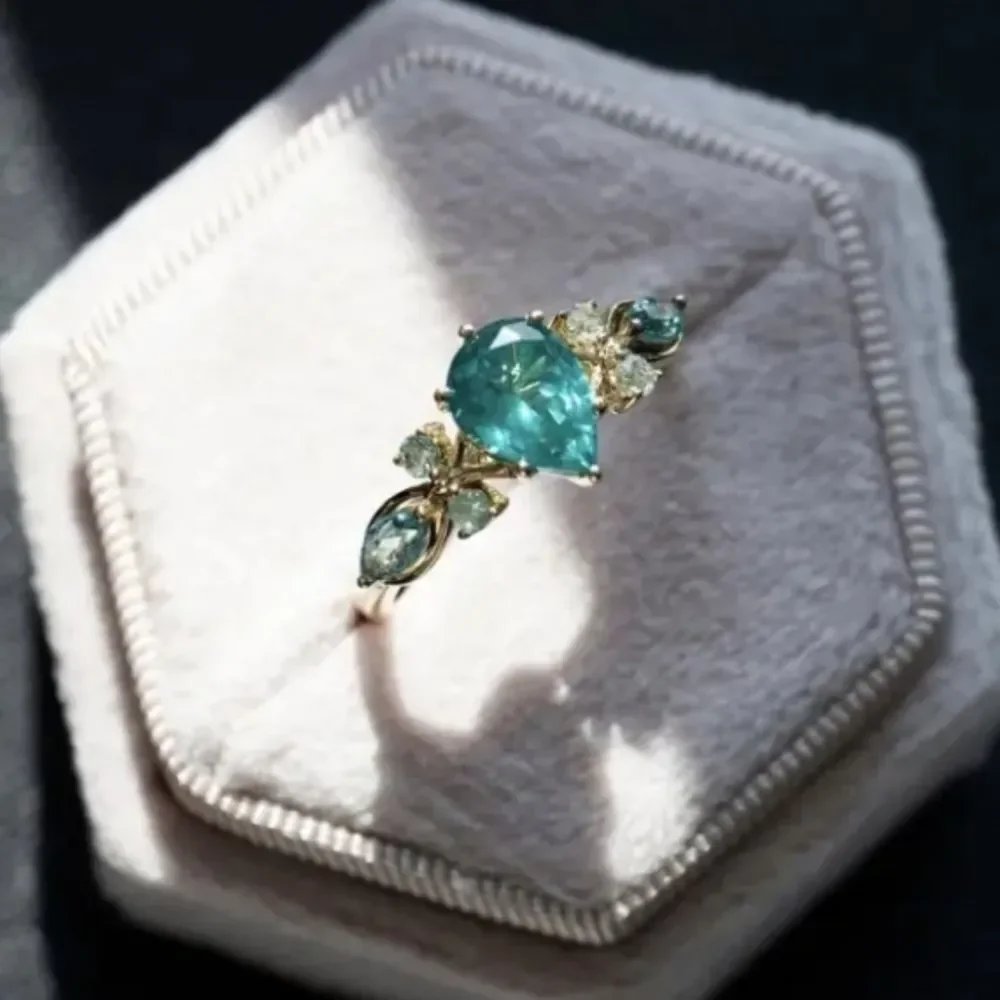Ladies Elegant Gold and Green Gemstone Ring Sz 6
